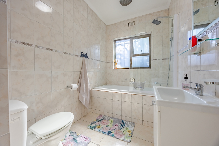 5 Bedroom Property for Sale in Flamingo Vlei Western Cape